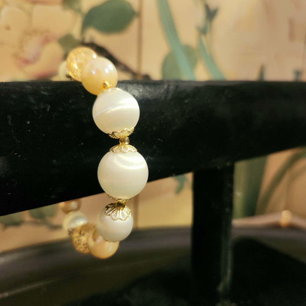 Elegant Vintage Gold and Cream Pearl Bracelet